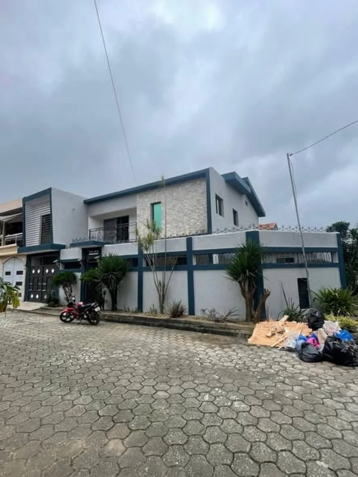 Villa duplex 6 pièces meublée à Cocody Angré 8e tranche