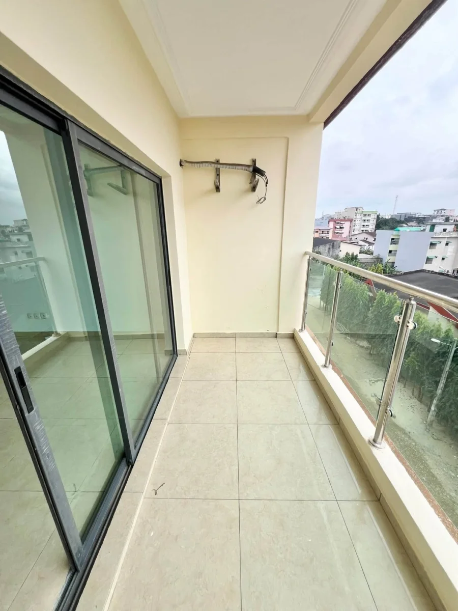 Appartement 3 pièces à Angré Zone Bitumé