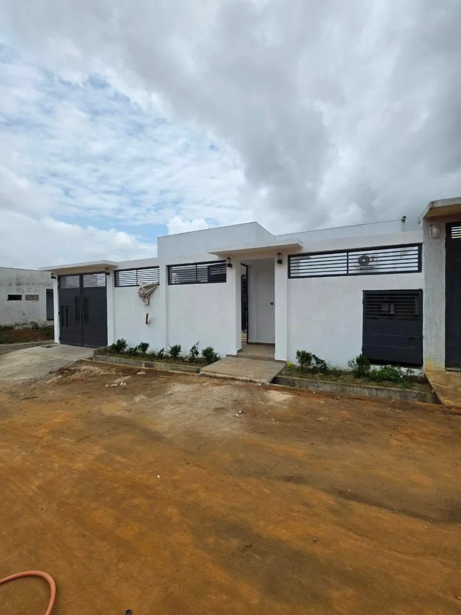 Appartement 5 pièces à Bingerville route Anan
