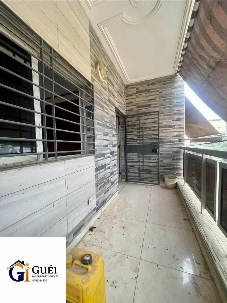 Studio avec salon et balcon à Cocody Angré