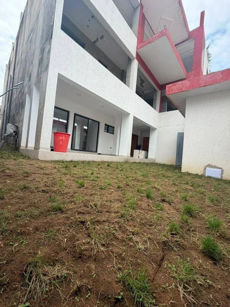 Appartement 5 pièces à Riviera Mbadon