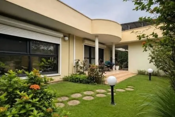 Villa duplex 5 pièces avec dépendances à Riviera Attoban