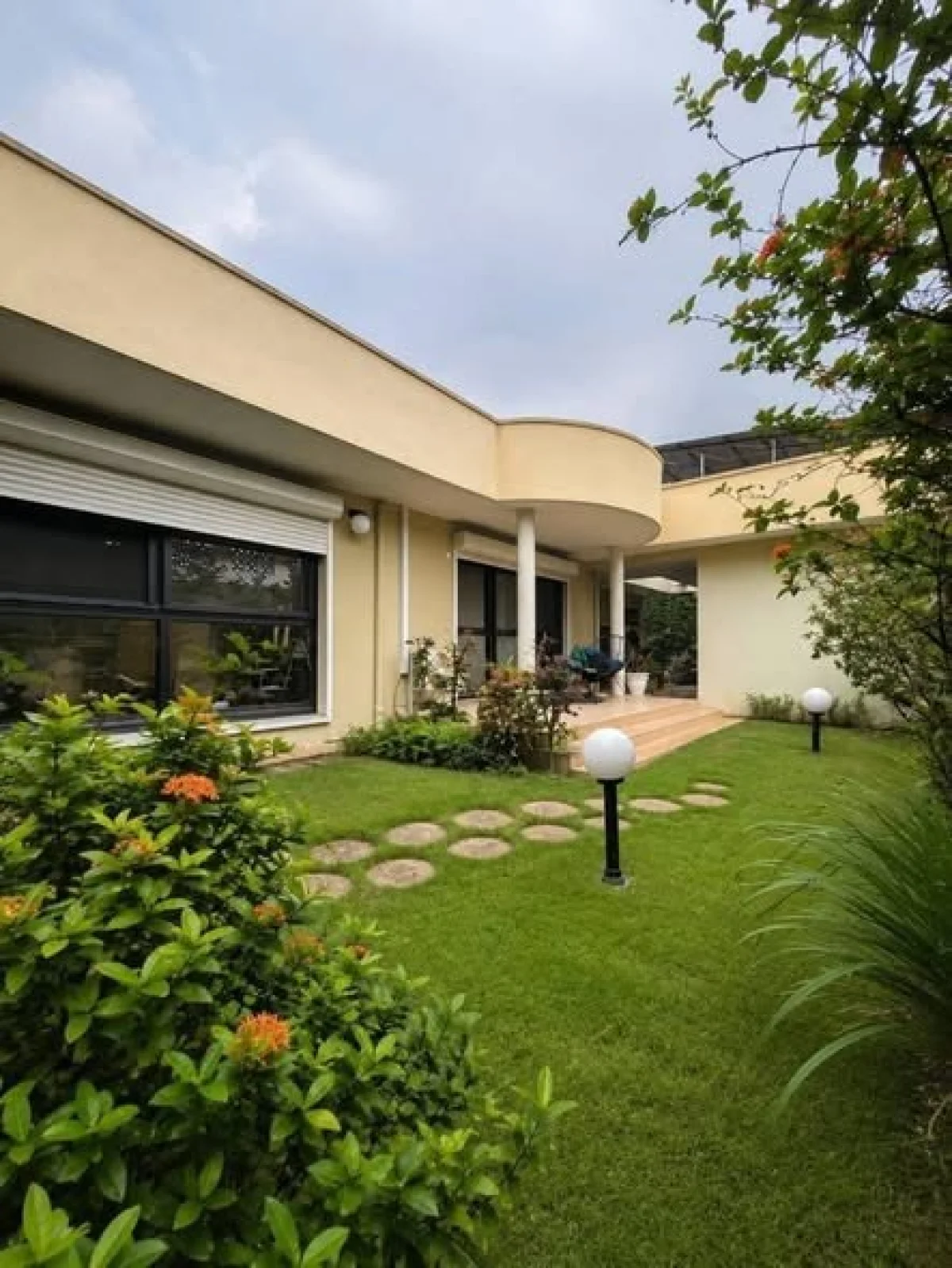 Villa duplex 5 pièces avec dépendances à Riviera Attoban