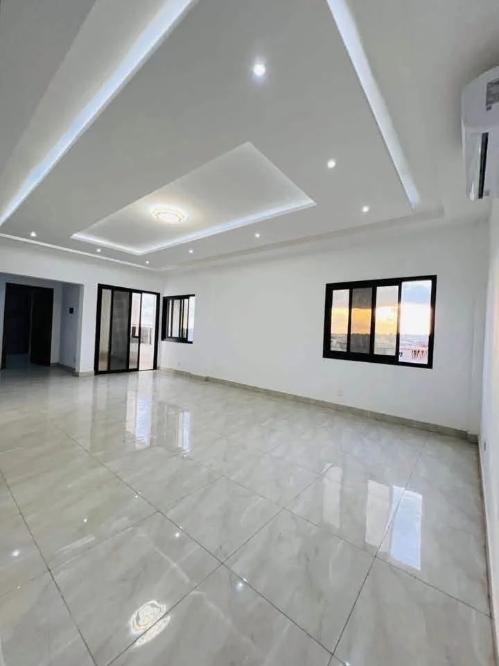 Appartement 4 pièces avec ascenseur à Abidjan