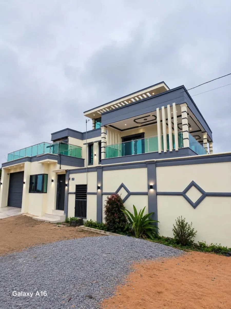 Villa triplex T10 à Bingerville Château
