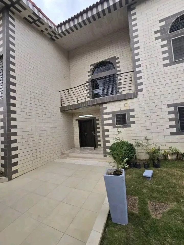 Villa duplex 7 pièces avec piscine à Riviera Golf 4, Cocody