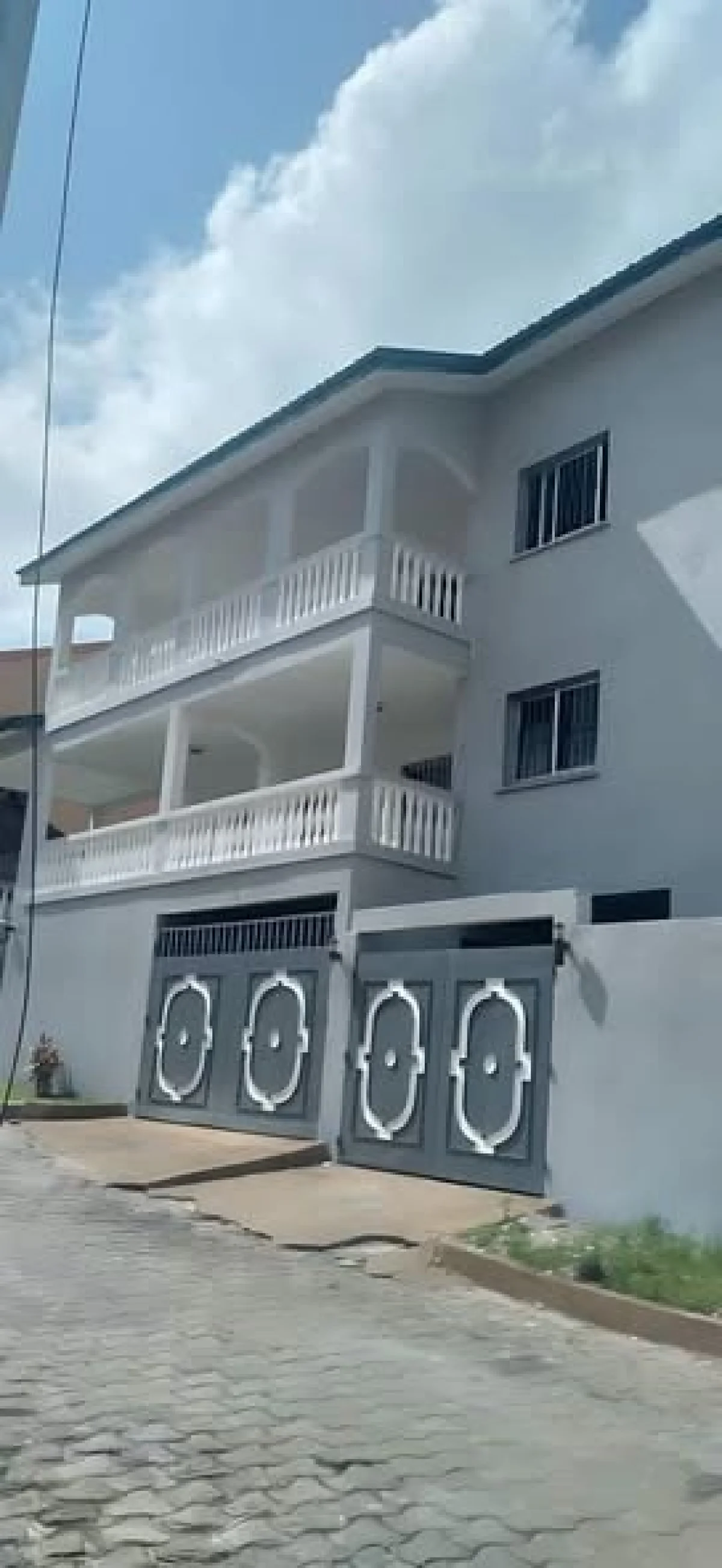 Villa triplex 11 pièces à louer à Angré 8e tranche