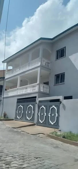 Villa triplex 11 pièces à louer à Angré 8e tranche