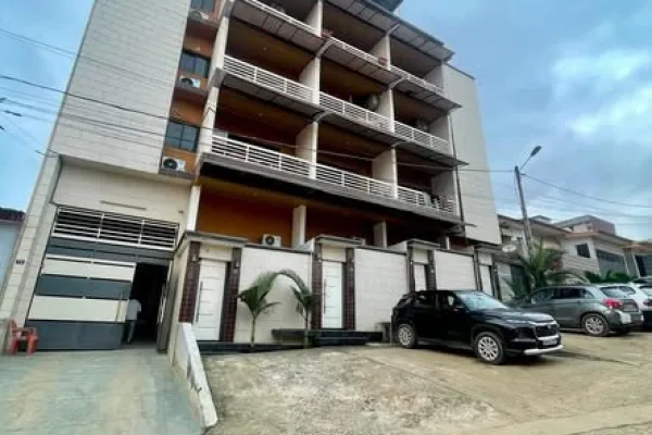 Grand studio 1er étage avec balcon à Cocody Riviera Palmeraie