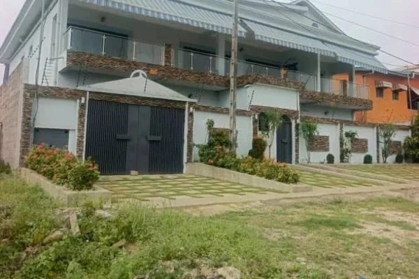 Duplex 9 pièces à Faya, route nouveau CHU
