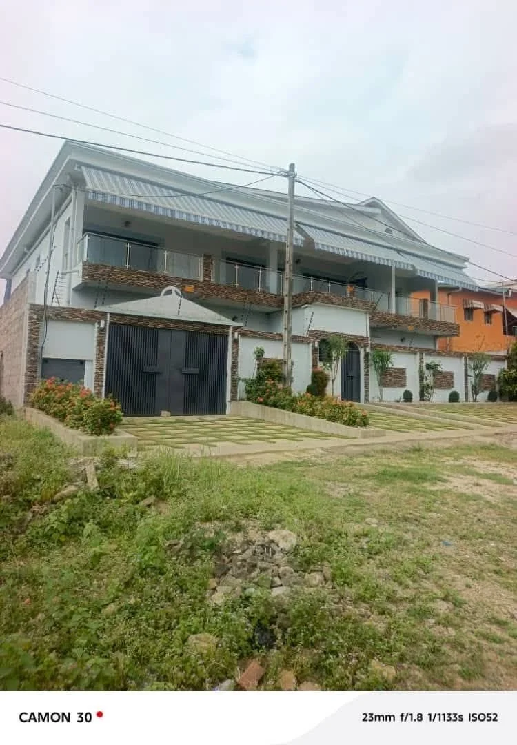 Duplex 9 pièces à Faya, route nouveau CHU