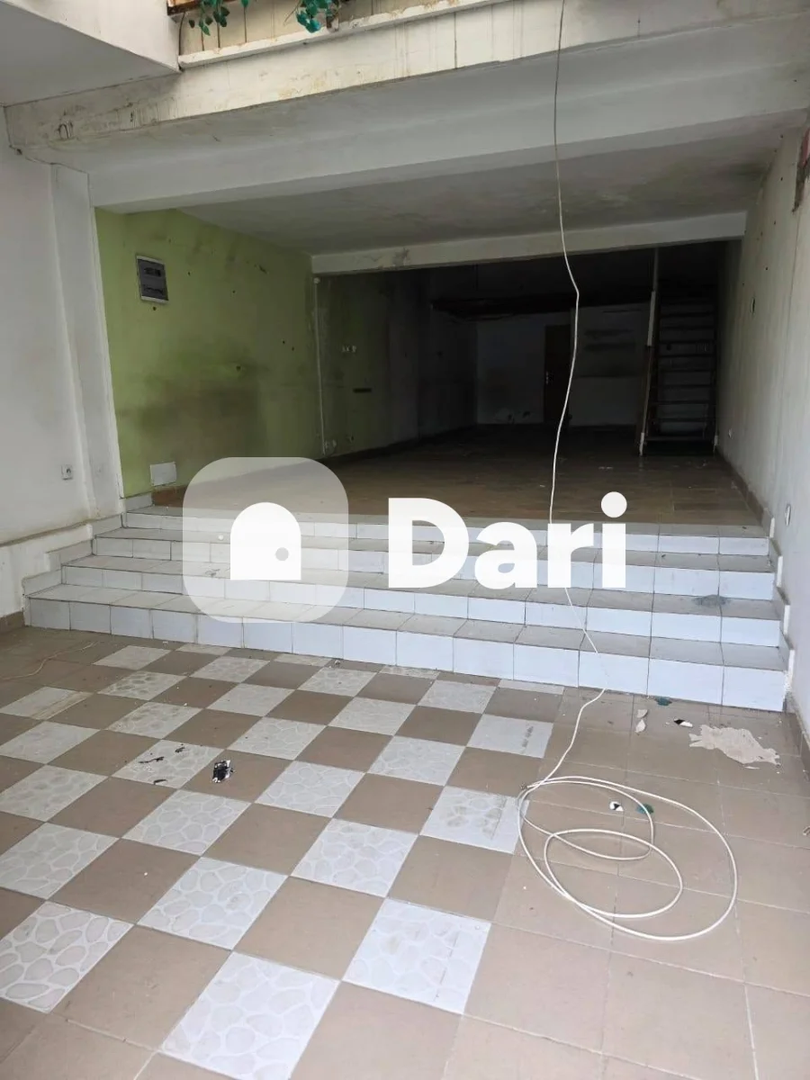 Magasin 50 m² avec mezzanine à Riviera 2