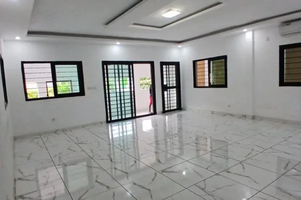 Appartement 6 pièces avec dépendance à Cocody Angré