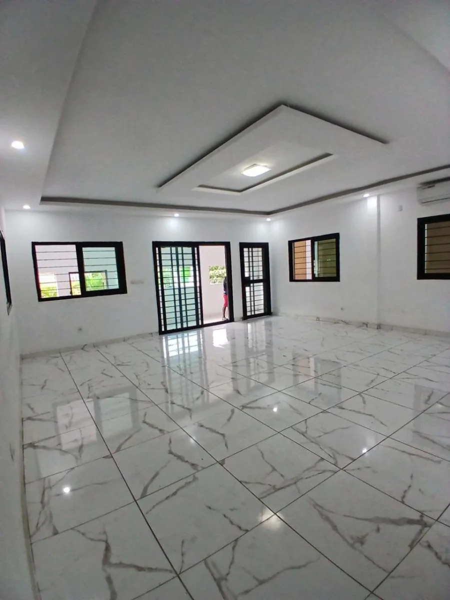 Appartement 6 pièces avec dépendance à Cocody Angré
