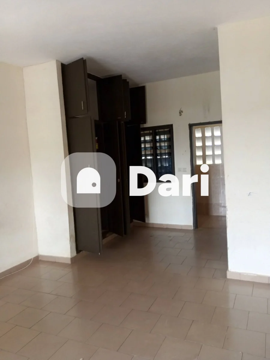 Studio américain à Bingerville, 3e étage avec balcon