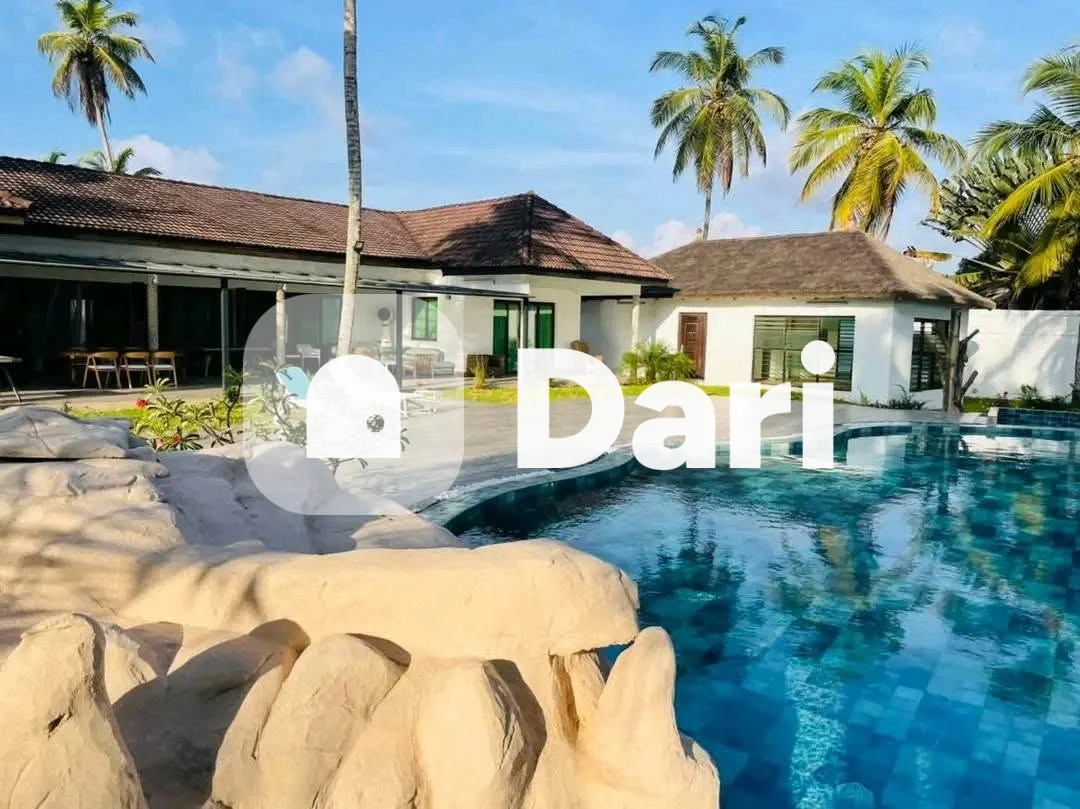 Villa 9 pièces avec piscine à Assinie km 17