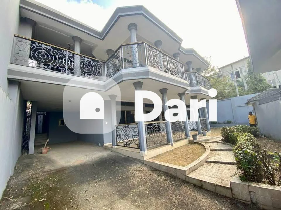 Villa duplex 8 pièces à Angré 8e tranche, en bordure de voie