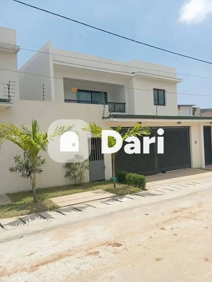 Duplex 8 pièces avec piscine à Abata