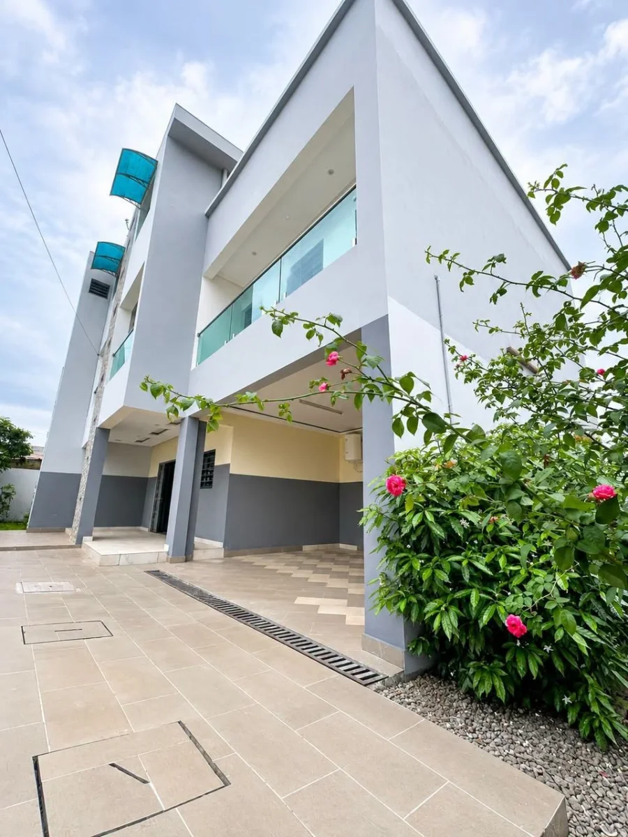Villa duplex 9 pièces R+2 à Angré avec parking