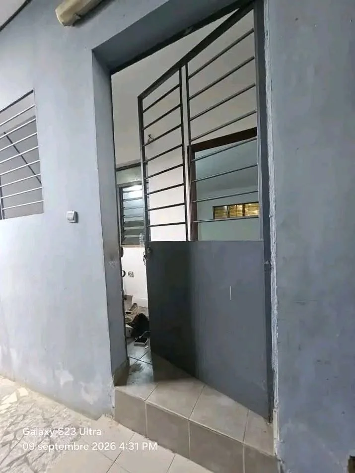 Grand studio américain à Bingerville Palmeraie
