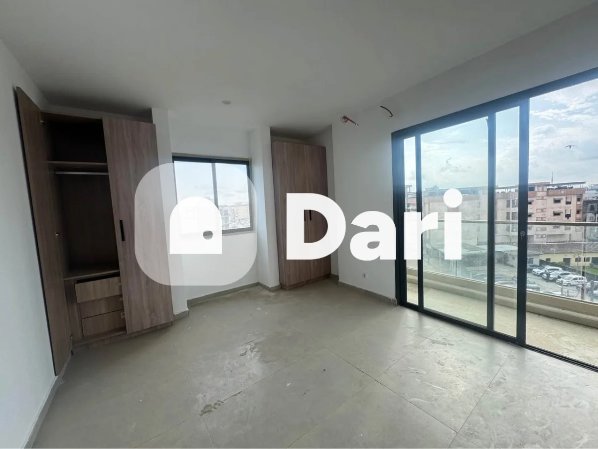 Appartement 4 pièces au 4e étage avec balcon et parking