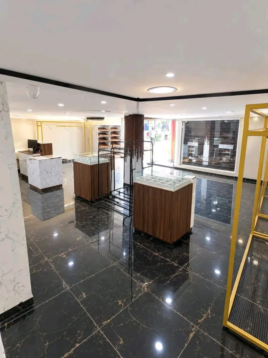 Grand magasin à louer à Angré CGK
