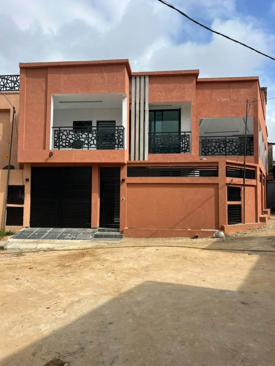 Triplex 7 pièces meublé avec garage et jardin