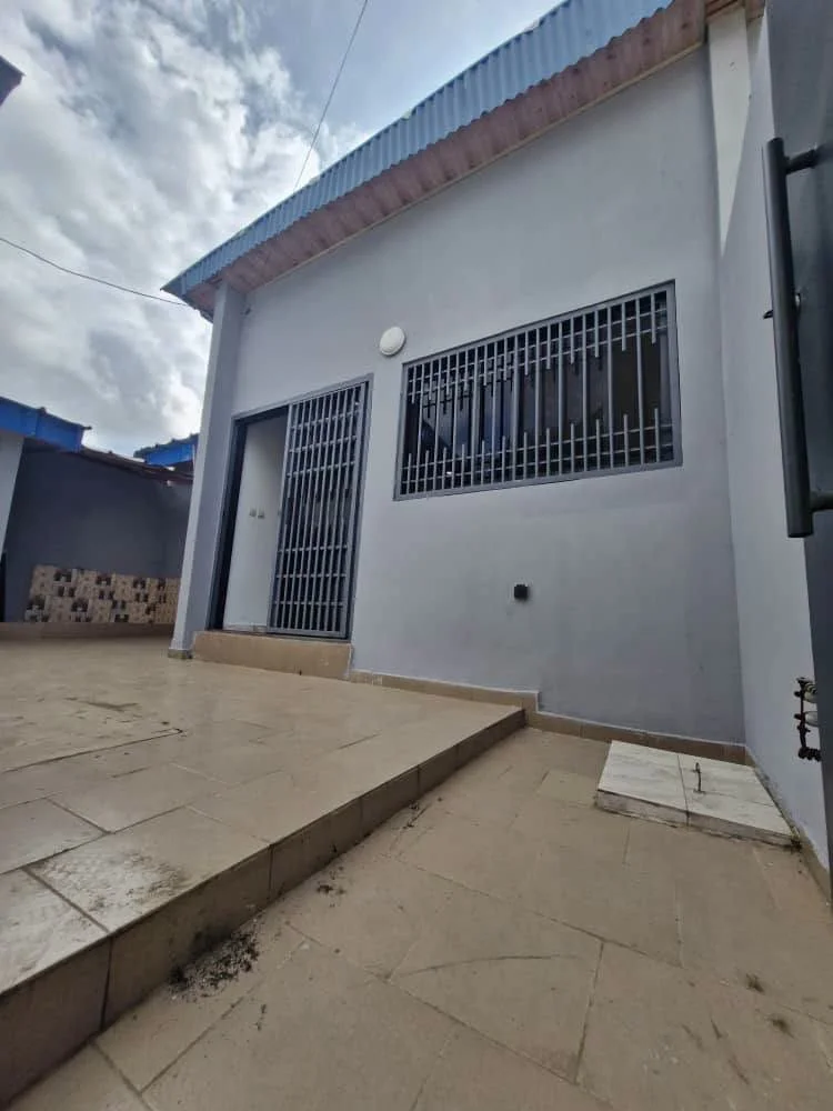 Villa 3 pièces à Bingerville zone EMPT