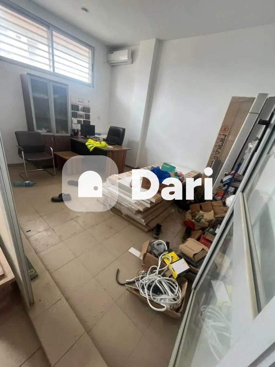 Grand magasin avec mezzanine à Angré Djorobité, Cocody — photo 1