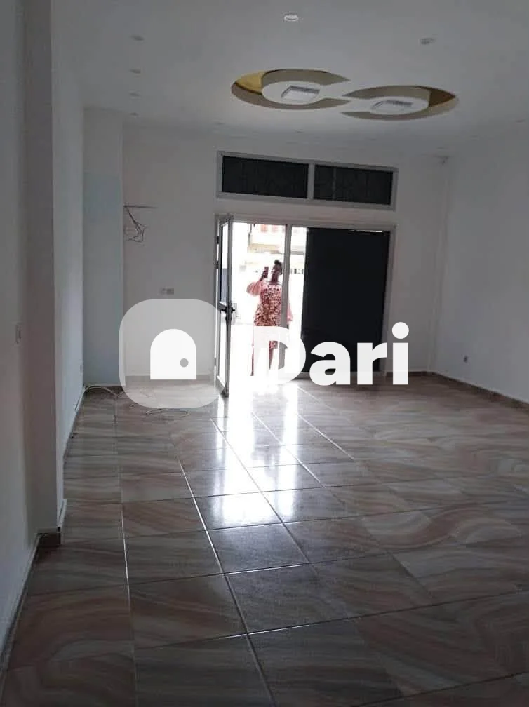 Grand magasin à louer à la 9e tranche — photo 3