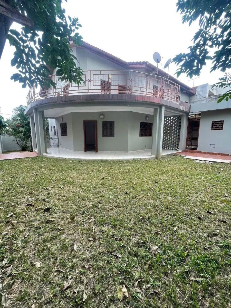 Villa duplex 10 pièces avec jardin à Riviera 4 Mbadon