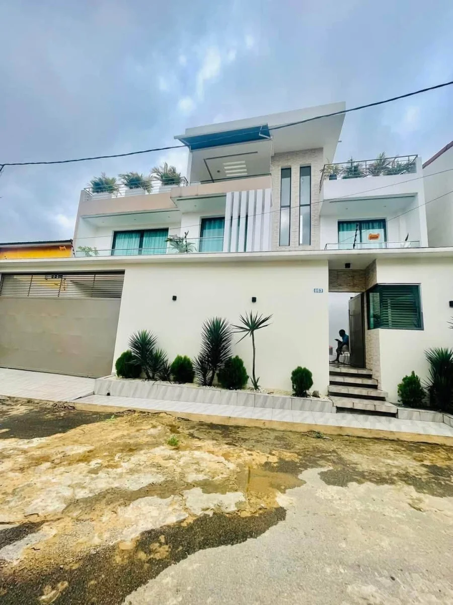 Triplex F6 meublé avec piscine à Cocody Riviera Saint Viateur