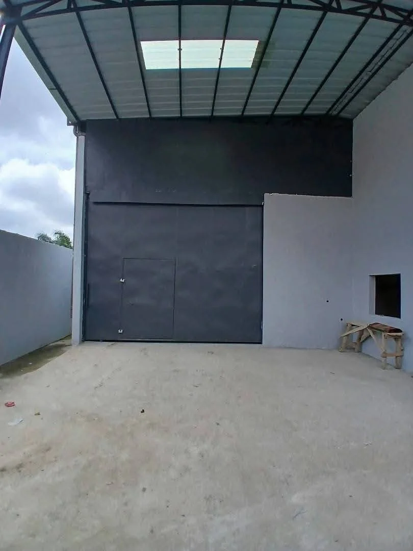 Entrepôt 400 m² à louer à Riviera Faya Centre