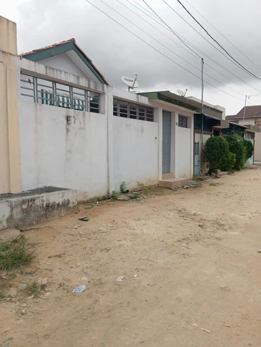 Villa 4 pièces avec garage à Kessé - 300 000 FCFA