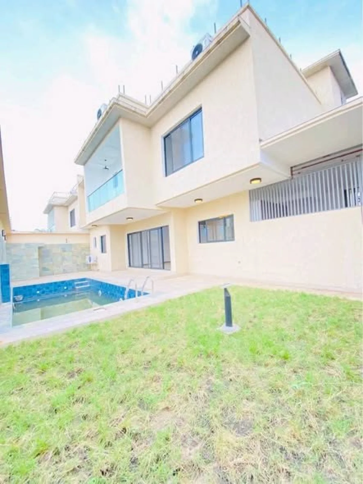 Duplex 8 pièces avec piscine à Bingerville