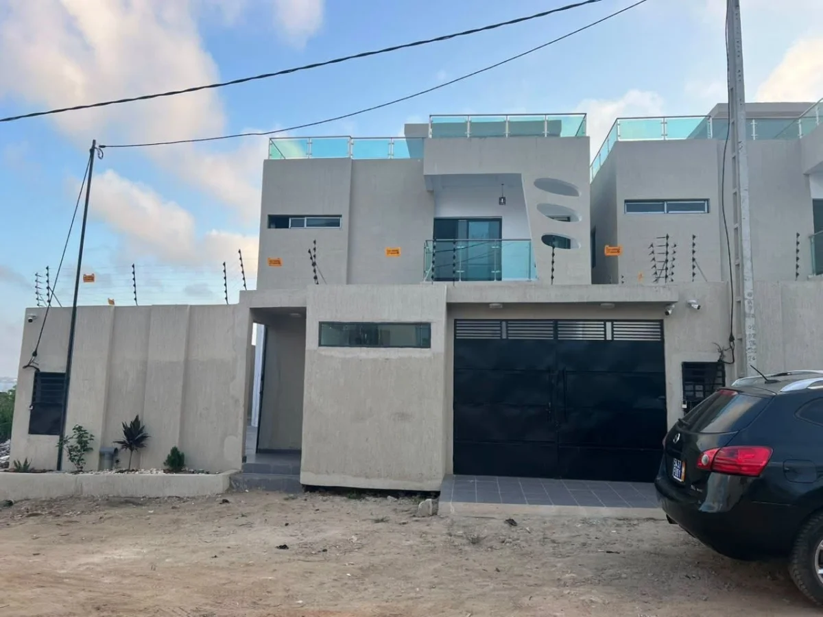Triplexe 6 pièces à Bingerville Anan